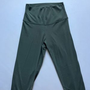 Green Aritzia/Tna cropped leggings